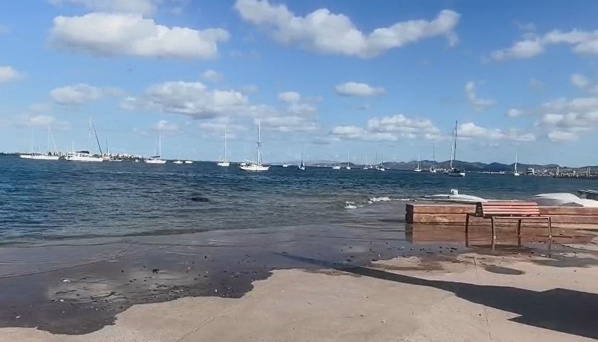 El agua llega al malecón en La Paz: mareas altas y calentamiento del Golfo de California provocan inundaciones costeras