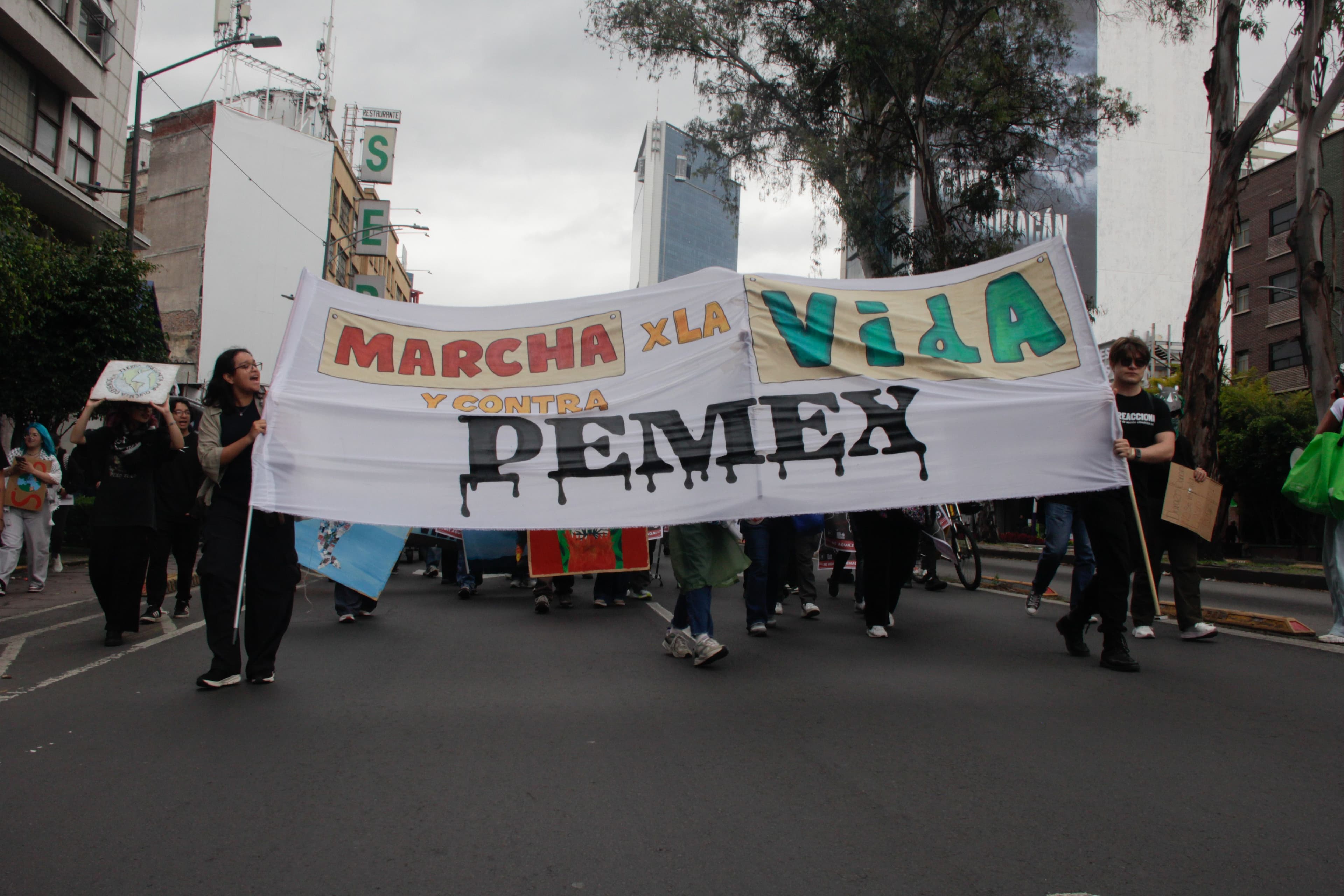 “La lucha por la madre tierra es la madre de todas las luchas”: juventudes marchan contra Pemex