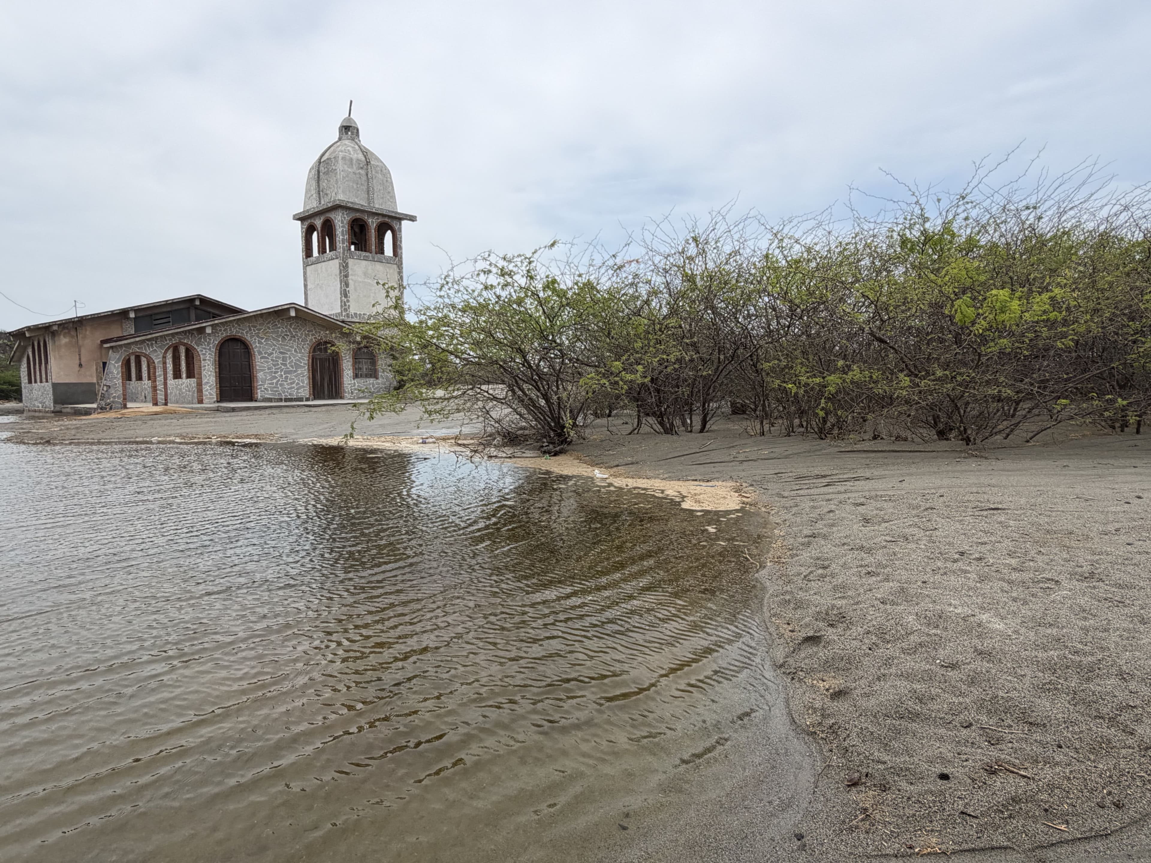 Estudio ambiental del rompeolas en Salina Cruz omitió efecto sobre comunidad indígena ikoots, desplazada por erosión costera